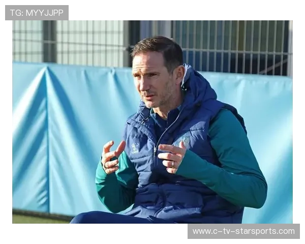 球员在赛后接受媒体采访谈及球队目标与责任,球员们在赛场上展现 球员在赛后接受媒体采访谈及球队目标与责任,球员们在赛场上展现