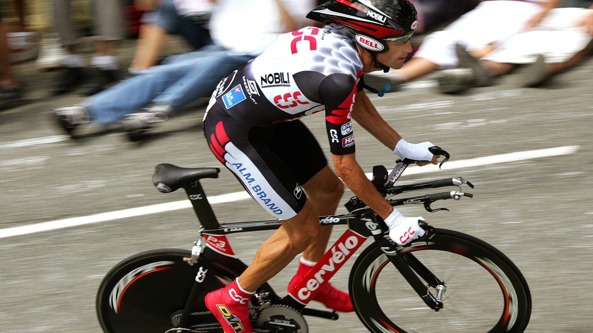 中国女篮用拼搏赢得荣耀，中国女篮强势夺金